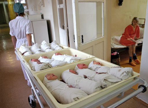 В области планируют «свести на нет» отказы от новорожденных